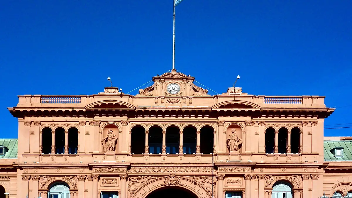Fachada de la Casa Rosada contra el cielo azul