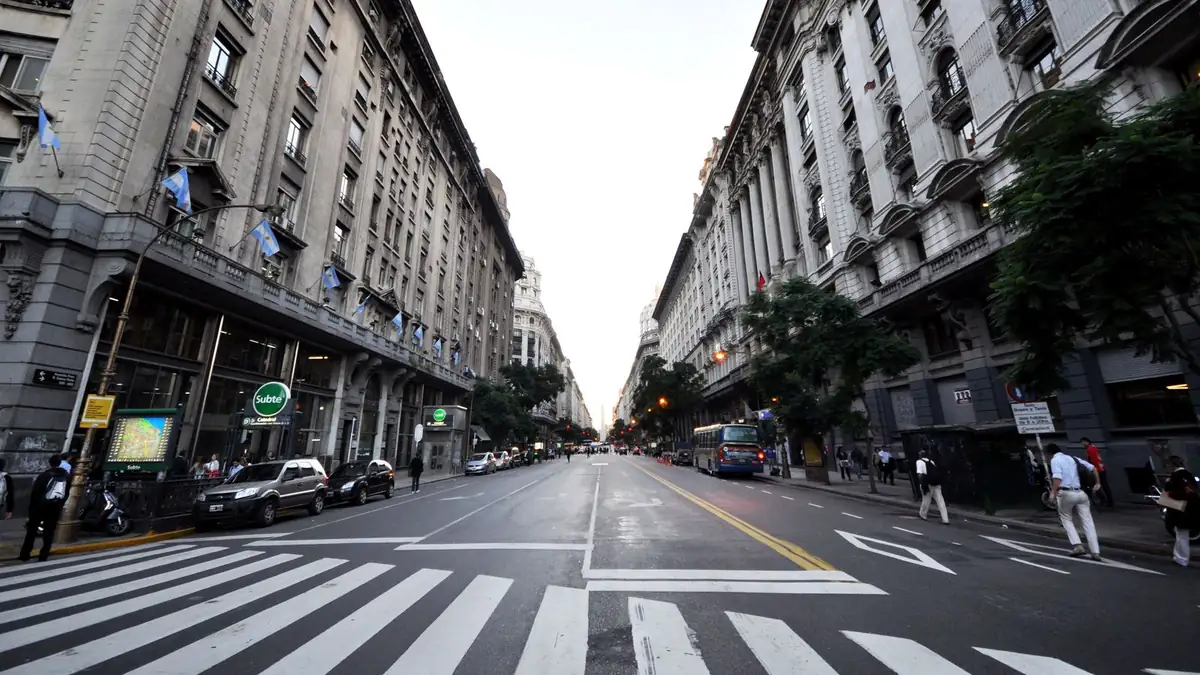 Diagonal Norte, en Buenos Aires, vista desde la senda peatonal, con edificios de piedra a ambos lados y el Obelisco al fondo