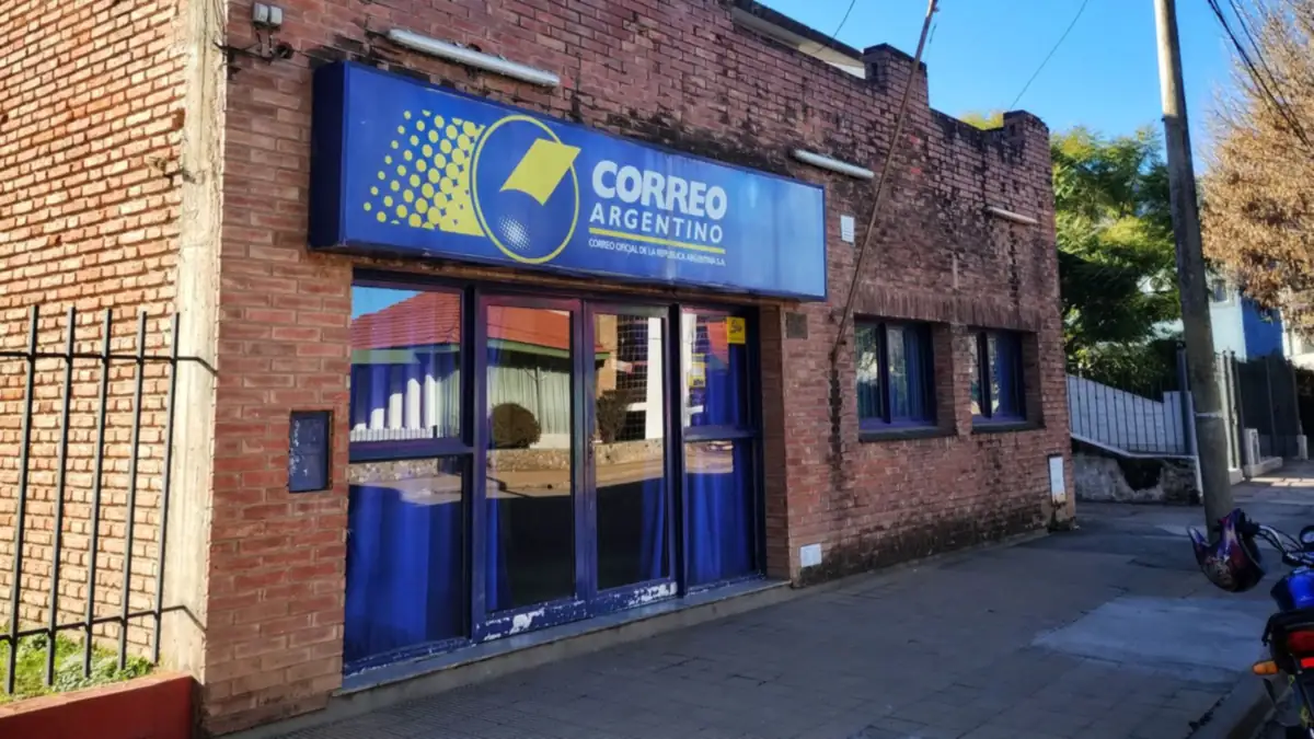 Sucursal del Correo Argentino en Santa Rosa de Calamuchita, Córdoba, con frente de ladrillo y el cartel azul sobre la entrada
