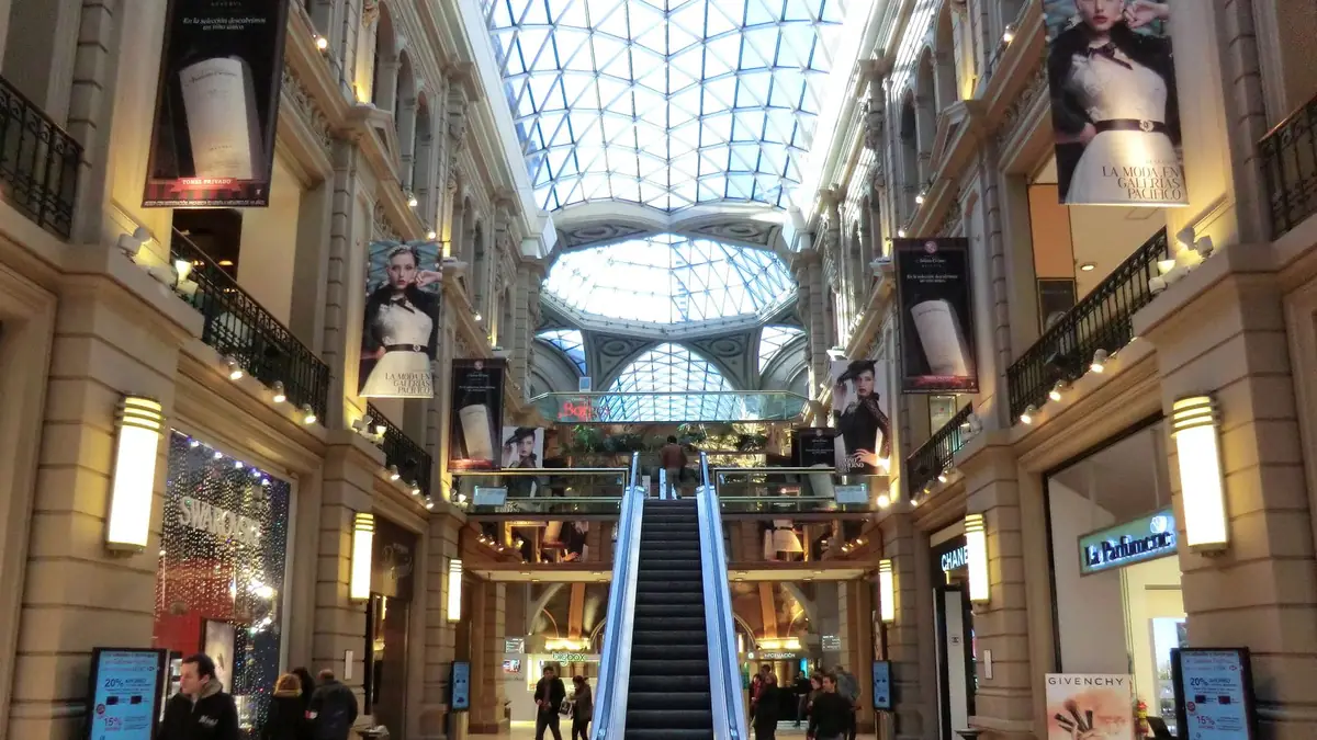 Interior de Galerías Pacífico, en Buenos Aires, con la cúpula y las escaleras mecánicas