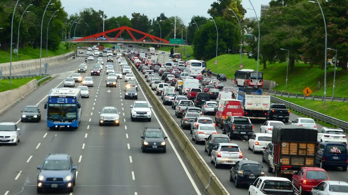 Autopista General Paz, en Buenos Aires, con tránsito denso en ambos sentidos