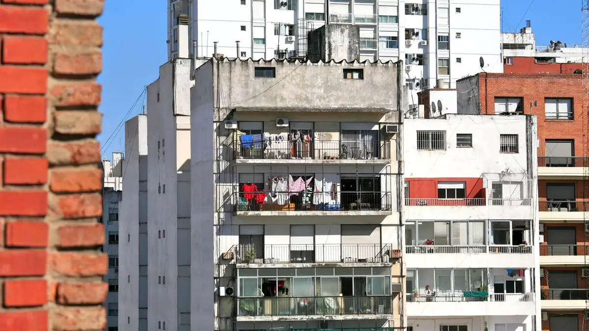 Edificios de departamentos en Recoleta, Buenos Aires, con ropa tendida en los balcones