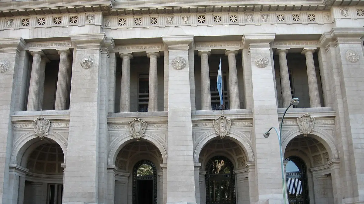 Fachada del Palacio de Justicia de la Nación sobre Talcahuano, con columnas, arcos y la bandera argentina
