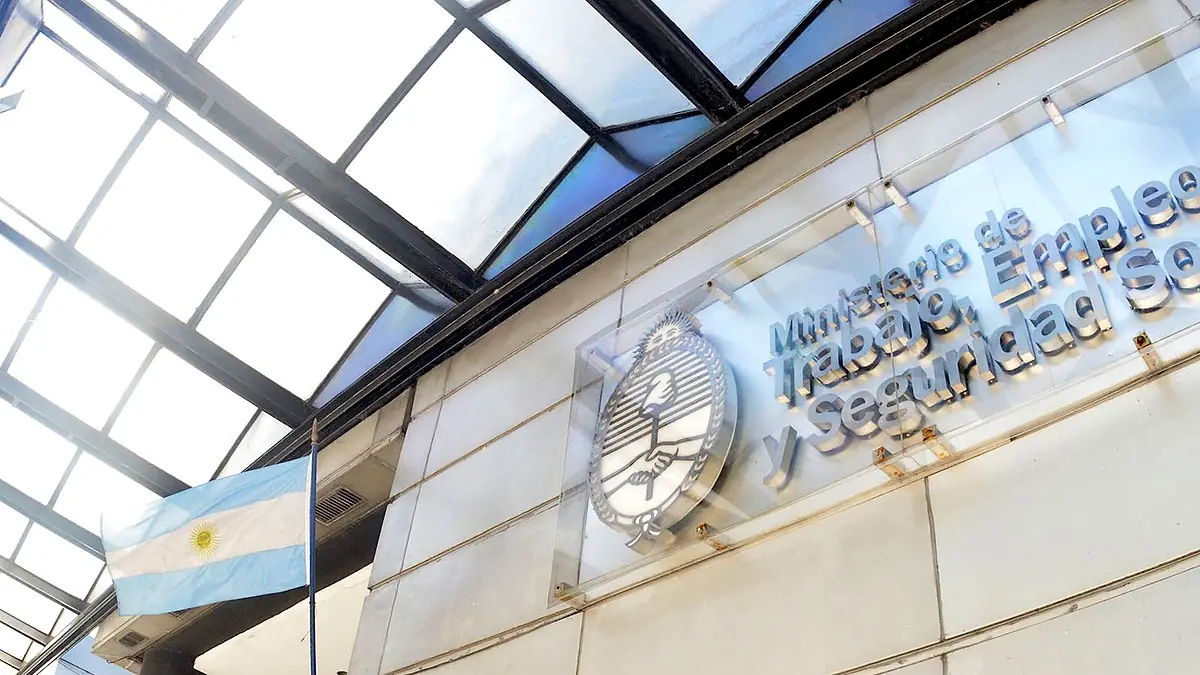 Cartel del Ministerio de Trabajo, Empleo y Seguridad Social de la Nación con el escudo argentino