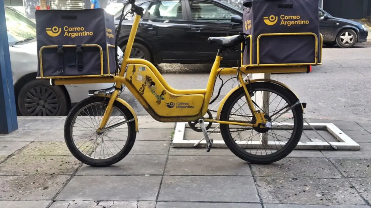 Bicicleta de reparto del Correo Argentino estacionada en una vereda