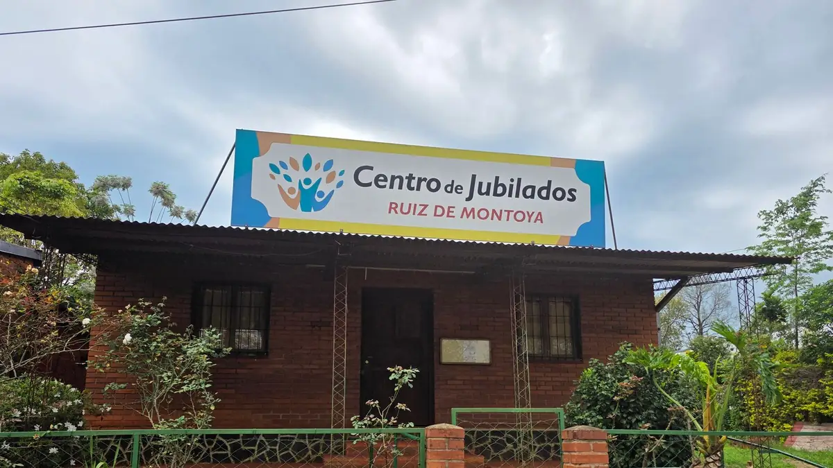 Centro de Jubilados de Ruiz de Montoya, Misiones, con su cartel de colores