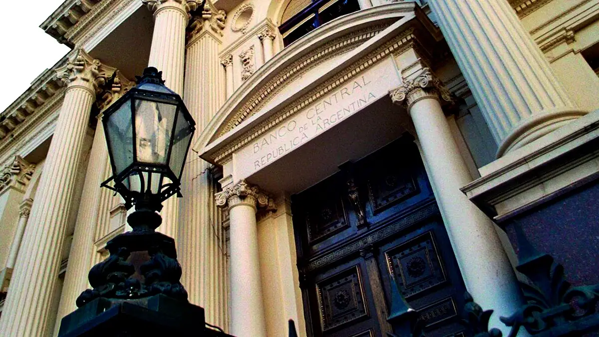 Acceso del Banco Central de la República Argentina, con columnas y un farol en primer plano