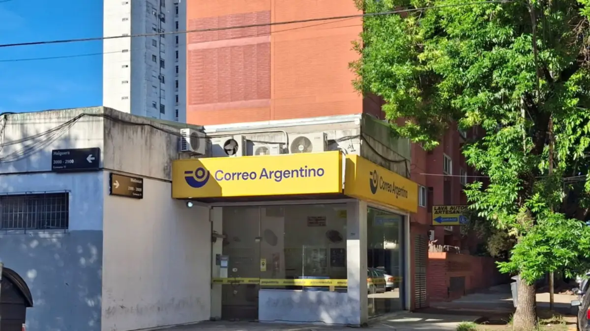 Oficina del Correo Argentino en una esquina de Villa del Parque, Buenos Aires, con el cartel amarillo sobre la entrada